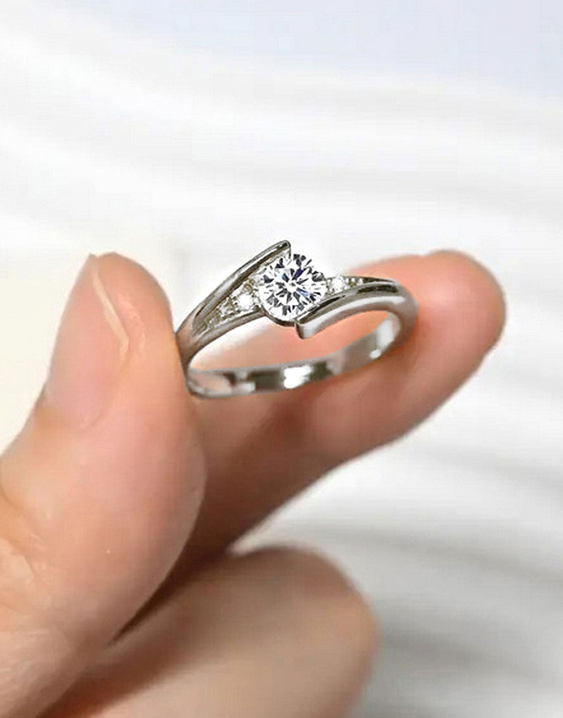 Adjustable Dazzling Cubic Zirconia Silver Finger Ring for Women (TK18100)