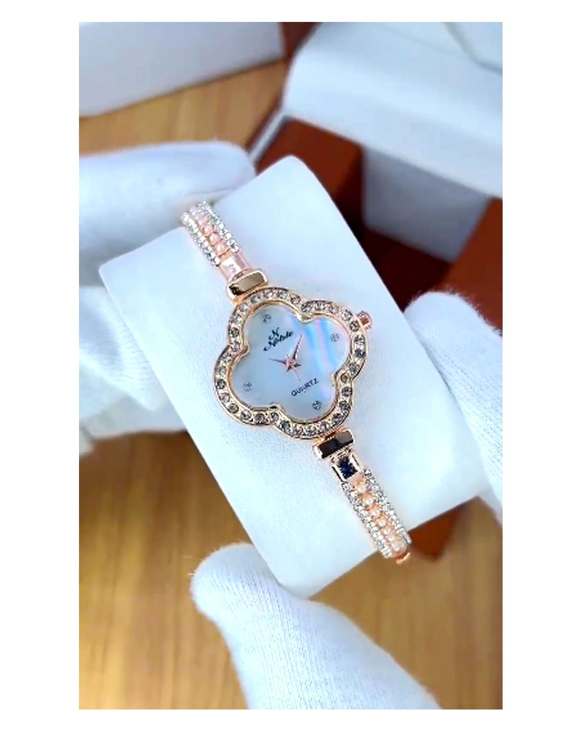 Trendy Four Leaf Clover Bracelet Watch for Girls (TK17872)