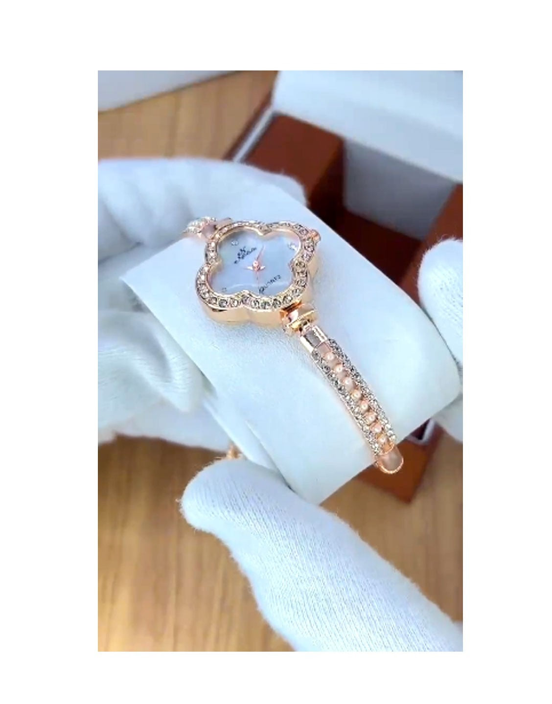 Trendy Four Leaf Clover Bracelet Watch for Girls (TK17872)