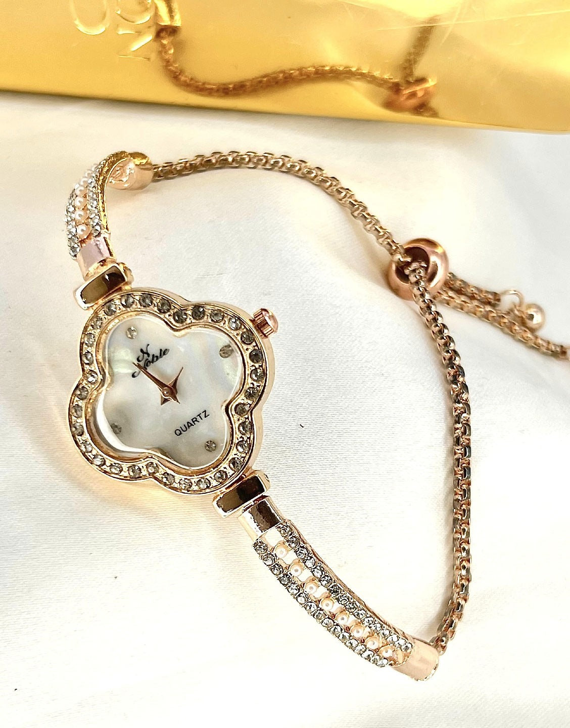 Trendy Four Leaf Clover Bracelet Watch for Girls (TK17872)