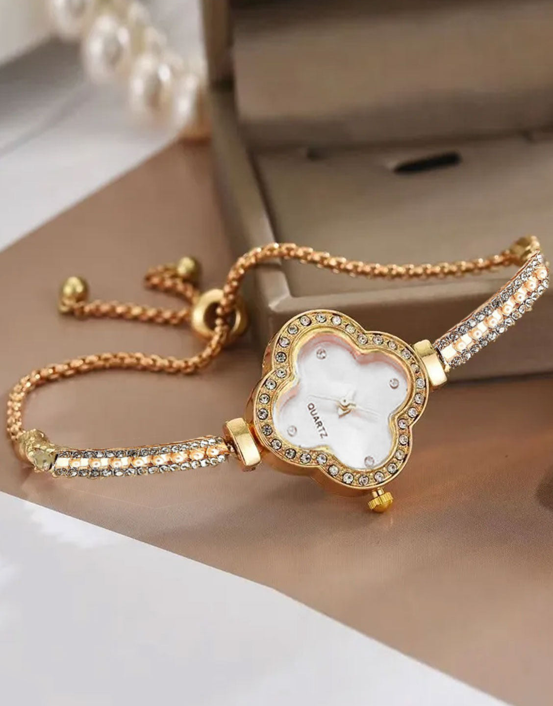 Trendy Four Leaf Clover Bracelet Watch for Girls (TK17872)