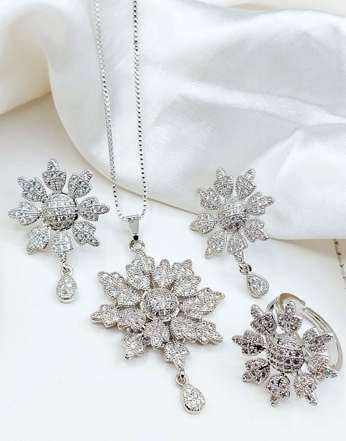 Adorable Floral Design Silver Locket Set with Earrings & Ring (TK17873)