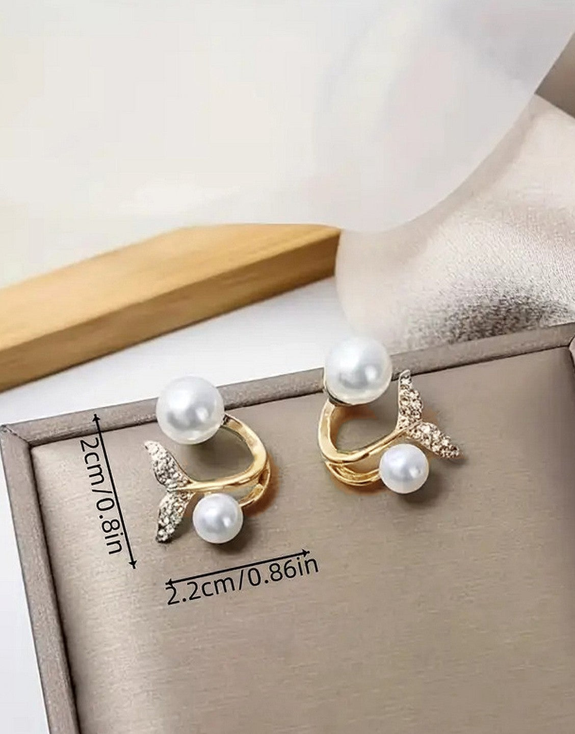 Faux Pearls & Rhinestones 14K Gold Plated Whale Tail Stud Earrings (TK18072)