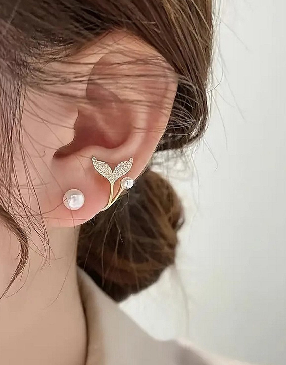 Faux Pearls & Rhinestones 14K Gold Plated Whale Tail Stud Earrings (TK18072)