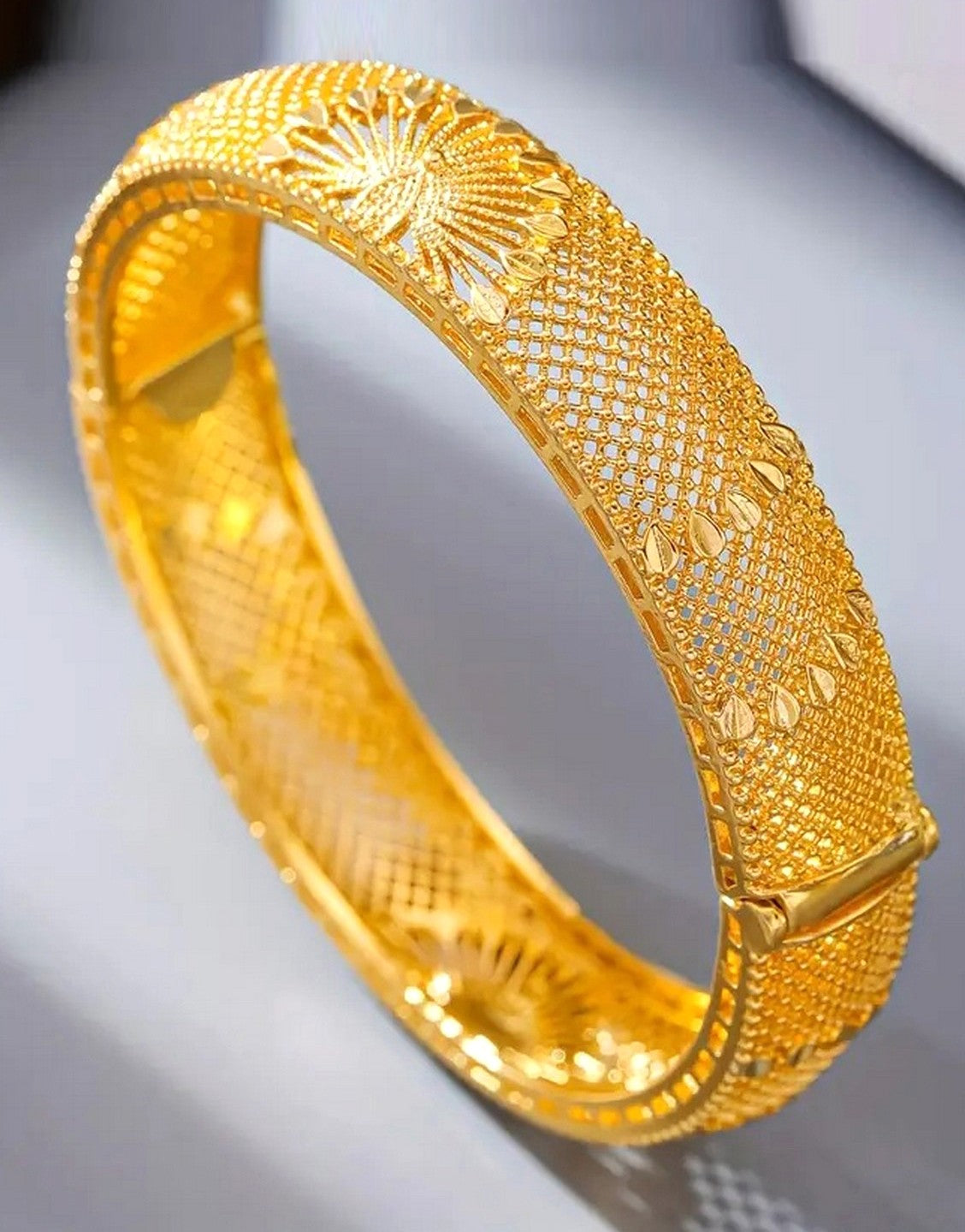 Precious Gold Plated Peacock Design Openwork Bangle Bracelet (TK18092)