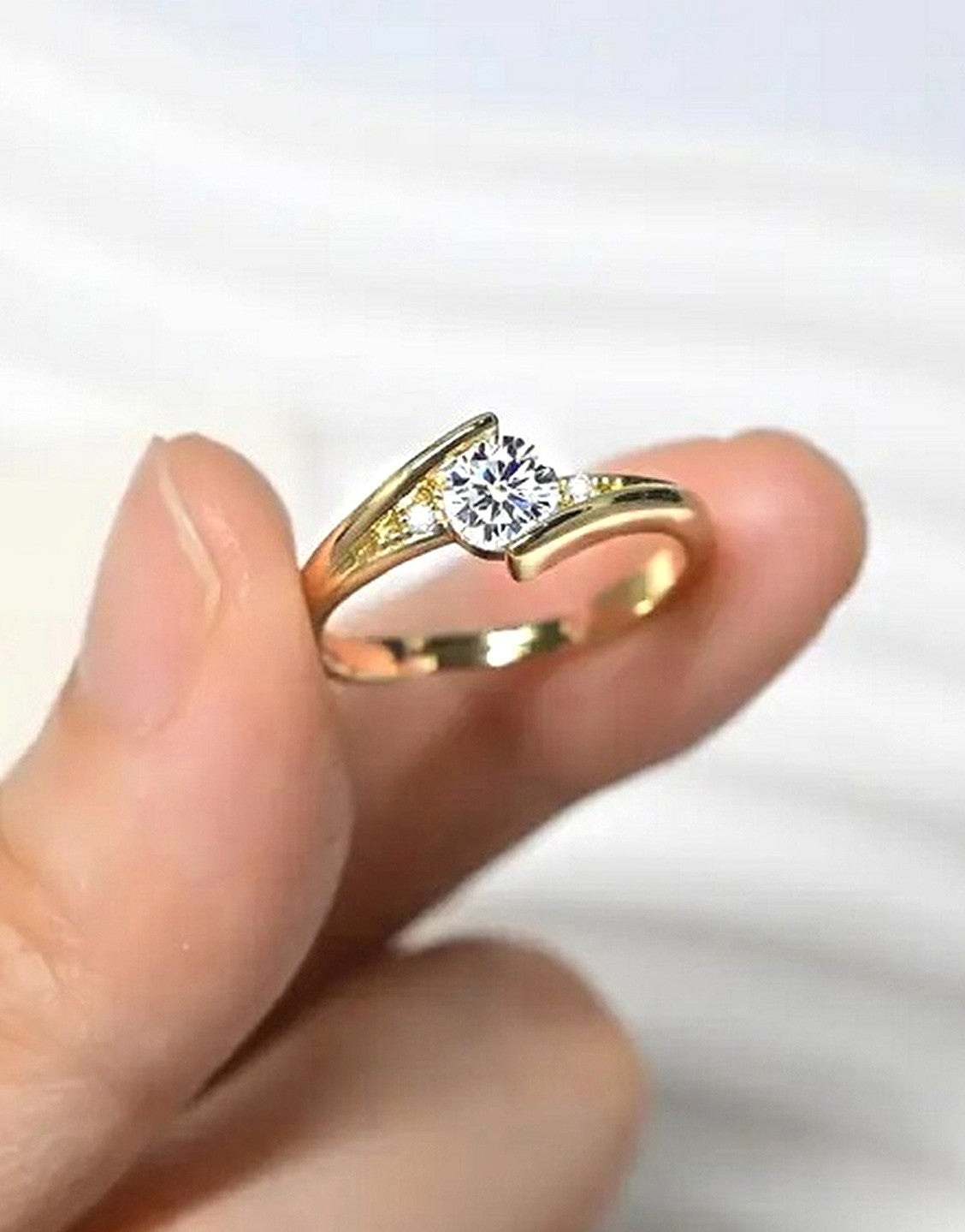 Adjustable Dazzling Cubic Zirconia Golden Finger Ring for Women (TK18101)