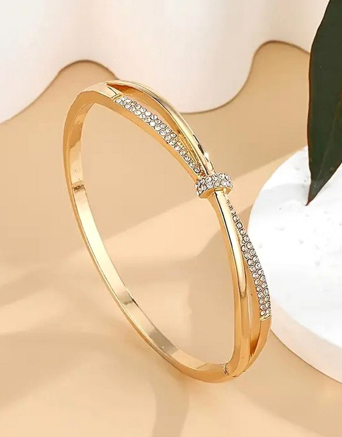 Luxury Golden Bangle Bracelet with Synthetic Rhinestones for Girls (TK18126)