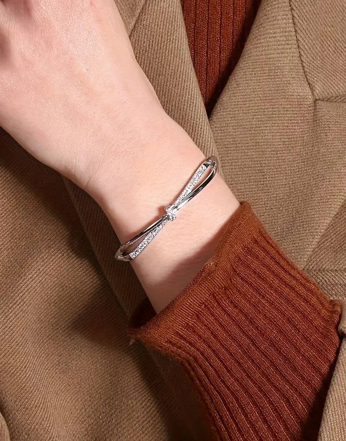 Luxury Silver Bangle Bracelet with Synthetic Rhinestones for Girls (TK18127)