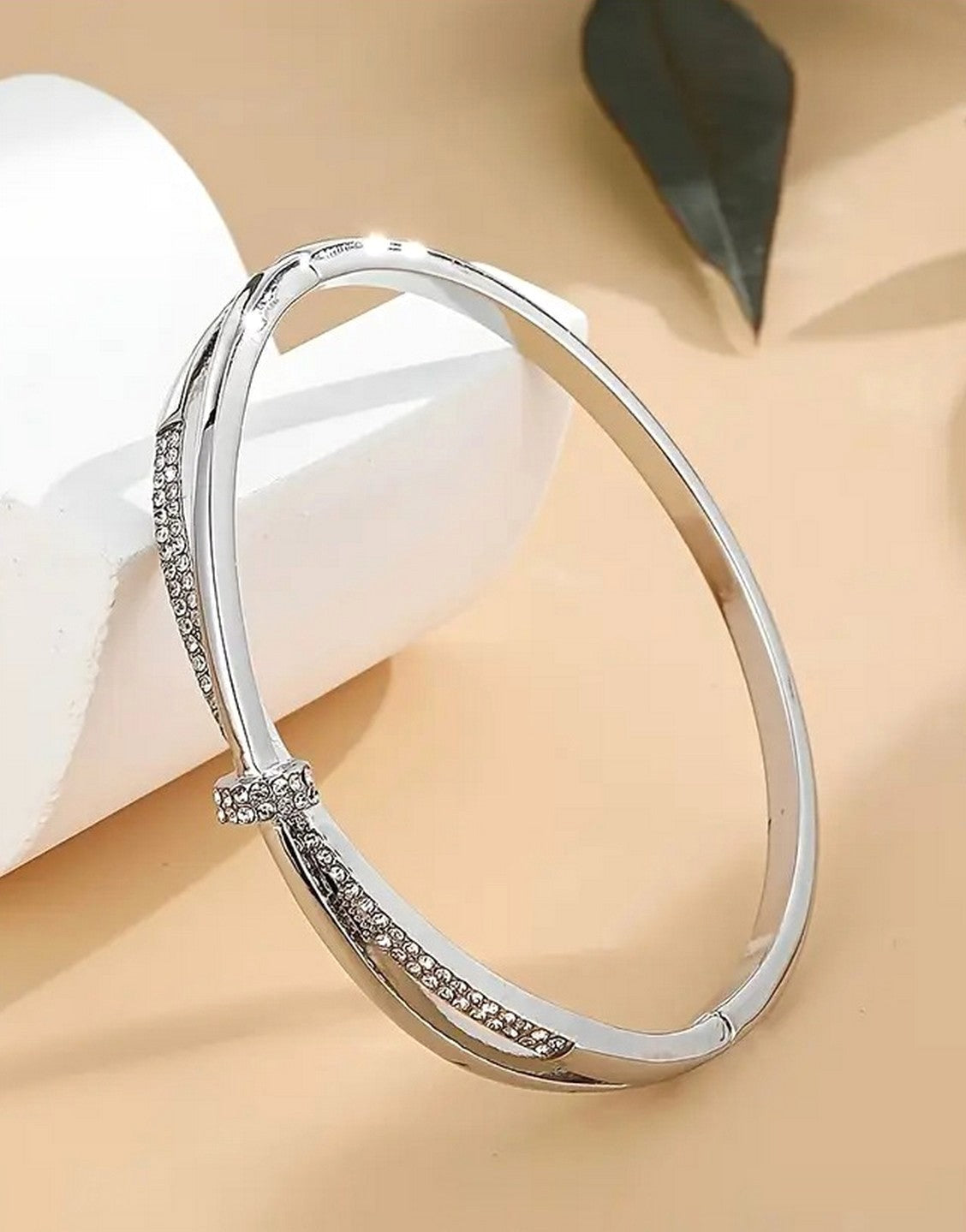 Luxury Silver Bangle Bracelet with Synthetic Rhinestones for Girls (TK18127)