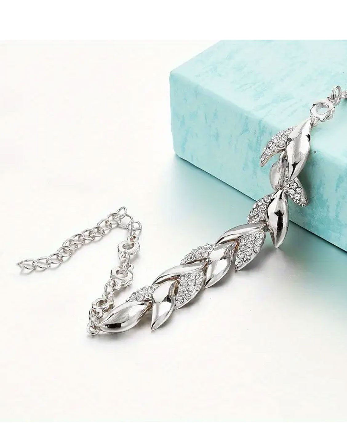 Luxurious Design Silver Trendy Bracelet for Women (TK18130)