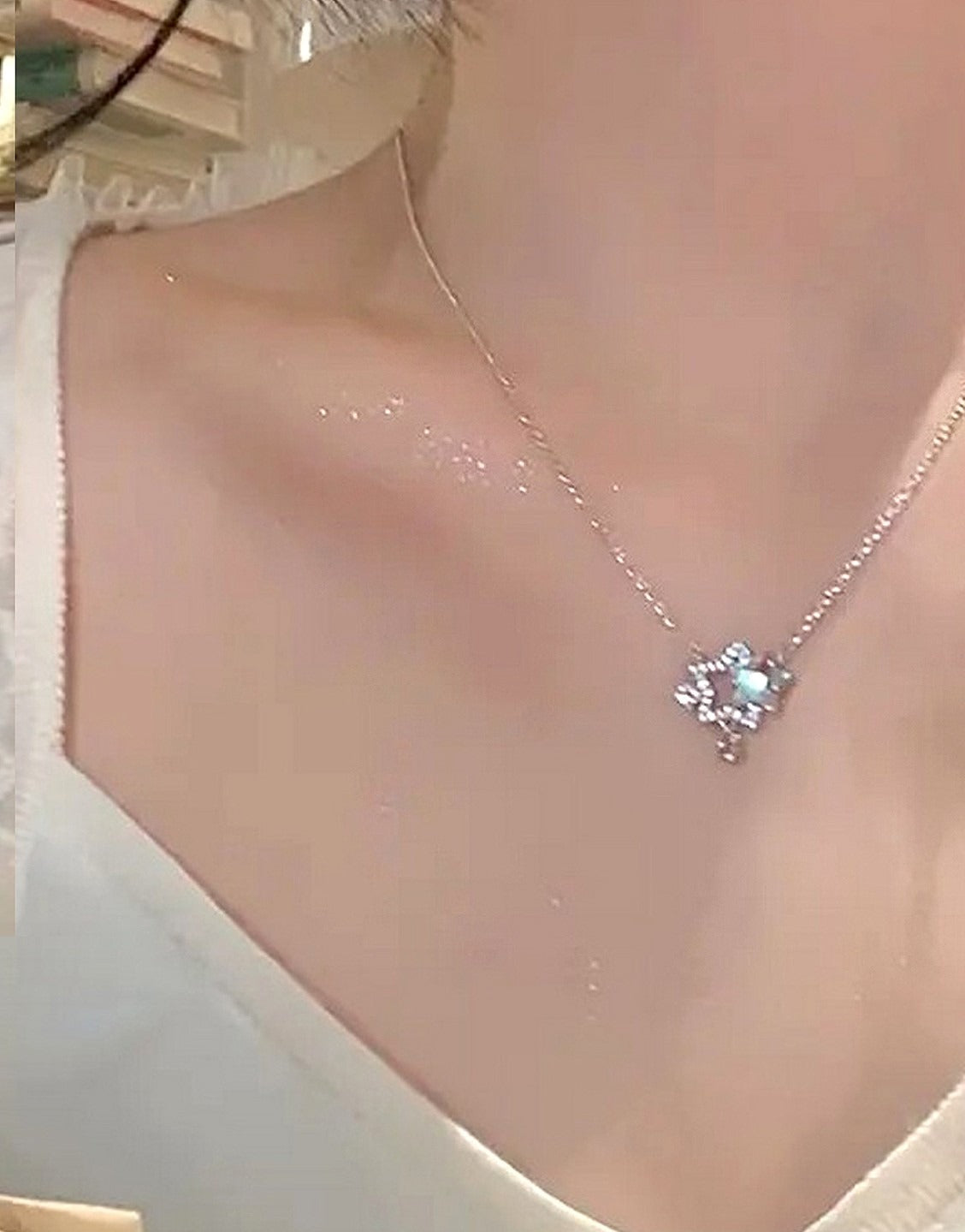 Delicate Chain with Dazzling Crystals Minimalist Pendant Necklace for Girls (TK18137)
