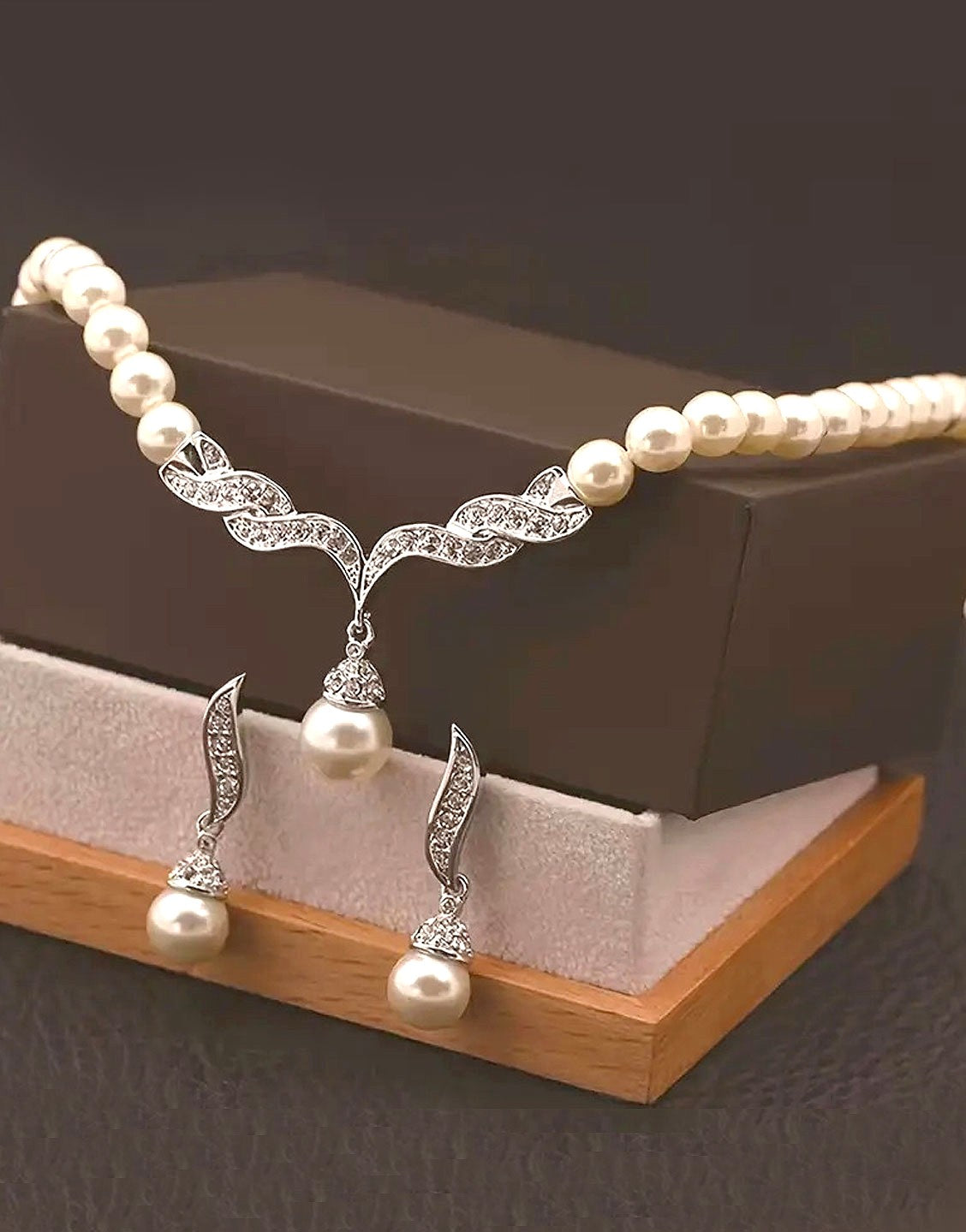 High Quality Silver Pearl Necklace Set with Earrings (TK18145)